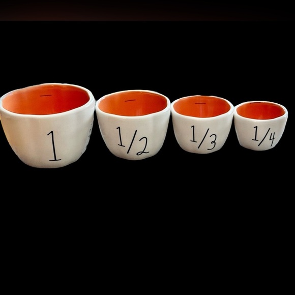 Rae Dunn Peanuts Snoopy Charlie
Brown Fall Leaves Measuring Cups 4
Designs - Picture 2 of 3